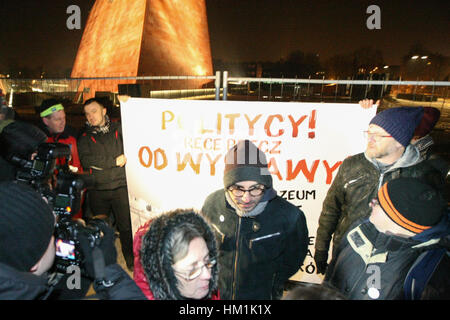 Gdansk, Polonia. 31 gennaio, 2017. Radomir Szumelda è visto al di fuori della Seconda Guerra Mondiale Museo su 31 Gennaio 2017 a Danzica, Polonia. La protesta è stata organizzata da KOD movimento contro la Polonia del governo nazionalista piani per rimodellare l'esposizione permanente del museo in un display più focalizzato sulla Polonia di esperienza del conflitto. Museo si prevede di aprire al pubblico nel febbraio 2017, è collocare la guerra in un più ampio contesto internazionale. Credito: Michal Fludra/Alamy Live News Foto Stock