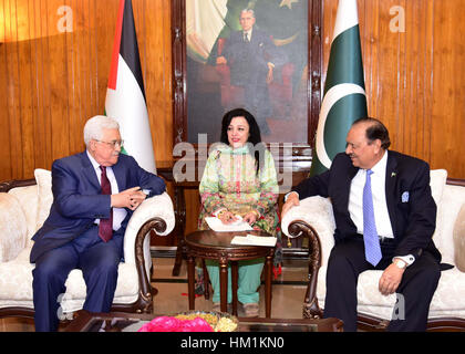 Islamabad, Pakistan. 31 gennaio, 2017. Foto rilasciata dal Pakistan Stampa del Dipartimento di Informazione (PID) mostra il Presidente pakistano Mamnoon Hussain (1R) incontro con la visita del presidente palestinese Mahmoud Abbas (1L) di Islamabad, capitale del Pakistan. Credito: PID/Xinhua/Alamy Live News Foto Stock