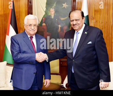 Islamabad, Pakistan. 31 gennaio, 2017. Foto rilasciata dal Pakistan Stampa del Dipartimento di Informazione (PID) mostra il Presidente pakistano Mamnoon Hussain (R) stringono le mani con la visita del presidente palestinese Mahmoud Abbas durante il loro incontro a Islamabad, la capitale del Pakistan. Credito: PID/Xinhua/Alamy Live News Foto Stock