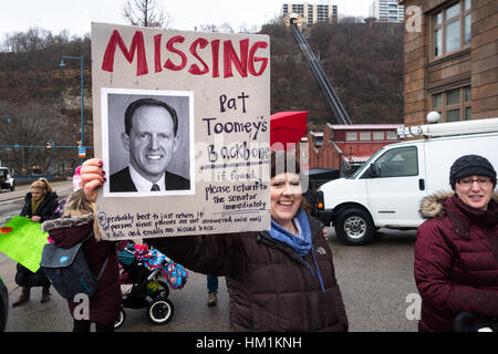 Pittsburgh, Stati Uniti d'America. Il 31 gennaio, 2017. I manifestanti si raccolgono in protesta pacifica su base settimanale al Senato degli Stati Uniti Pat Toomey uffici in tutto lo stato della Pennsylvania, e per cercare di far sentire la loro voce per il senatore su temi attuali. La protesta di Pittsburgh, in Pennsylvania, focalizzata su opposizione dell'abrogazione della cura conveniente agire, e transgender diritti. Credito: Amy Cicconi/Alamy Live News Foto Stock