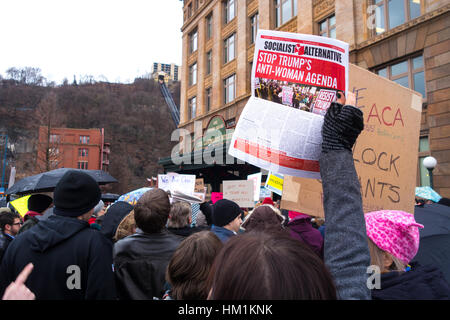 Pittsburgh, Stati Uniti d'America. Il 31 gennaio, 2017. I manifestanti si raccolgono in protesta pacifica su base settimanale al Senato degli Stati Uniti Pat Toomey uffici in tutto lo stato della Pennsylvania, e per cercare di far sentire la loro voce per il senatore su temi attuali. La protesta di Pittsburgh, in Pennsylvania, focalizzata su opposizione dell'abrogazione della cura conveniente agire, e transgender diritti. Credito: Amy Cicconi/Alamy Live News Foto Stock