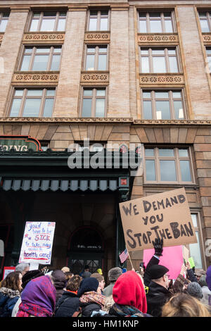 Pittsburgh, Stati Uniti d'America. Il 31 gennaio, 2017. I manifestanti si raccolgono in protesta pacifica su base settimanale al Senato degli Stati Uniti Pat Toomey uffici in tutto lo stato della Pennsylvania, e per cercare di far sentire la loro voce per il senatore su temi attuali. La protesta di Pittsburgh, in Pennsylvania, focalizzata su opposizione dell'abrogazione della cura conveniente agire, e transgender diritti. Credito: Amy Cicconi/Alamy Live News Foto Stock