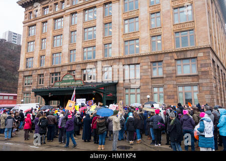 Pittsburgh, Stati Uniti d'America. Il 31 gennaio, 2017. I manifestanti si raccolgono in protesta pacifica su base settimanale al Senato degli Stati Uniti Pat Toomey uffici in tutto lo stato della Pennsylvania, e per cercare di far sentire la loro voce per il senatore su temi attuali. La protesta di Pittsburgh, in Pennsylvania, focalizzata su opposizione dell'abrogazione della cura conveniente agire, e transgender diritti. Credito: Amy Cicconi/Alamy Live News Foto Stock