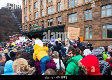 Pittsburgh, Stati Uniti d'America. Il 31 gennaio, 2017. I manifestanti si raccolgono in protesta pacifica su base settimanale al Senato degli Stati Uniti Pat Toomey uffici in tutto lo stato della Pennsylvania, e per cercare di far sentire la loro voce per il senatore su temi attuali. La protesta di Pittsburgh, in Pennsylvania, focalizzata su opposizione dell'abrogazione della cura conveniente agire, e transgender diritti. Credito: Amy Cicconi/Alamy Live News Foto Stock