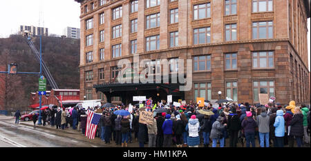 Pittsburgh, Stati Uniti d'America. Il 31 gennaio, 2017. I manifestanti si raccolgono in protesta pacifica su base settimanale al Senato degli Stati Uniti Pat Toomey uffici in tutto lo stato della Pennsylvania, e per cercare di far sentire la loro voce per il senatore su temi attuali. La protesta di Pittsburgh, in Pennsylvania, focalizzata su opposizione dell'abrogazione della cura conveniente agire, e transgender diritti. Credito: Amy Cicconi/Alamy Live News Foto Stock