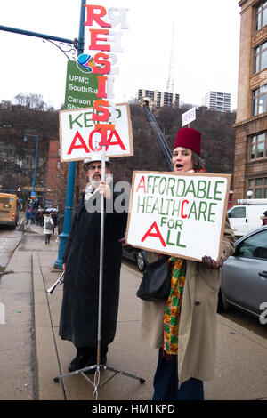 Pittsburgh, Stati Uniti d'America. Il 31 gennaio, 2017. I manifestanti si raccolgono in protesta pacifica su base settimanale al Senato degli Stati Uniti Pat Toomey uffici in tutto lo stato della Pennsylvania, e per cercare di far sentire la loro voce per il senatore su temi attuali. La protesta di Pittsburgh, in Pennsylvania, focalizzata su opposizione dell'abrogazione della cura conveniente agire, e transgender diritti. Credito: Amy Cicconi/Alamy Live News Foto Stock