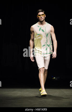 Barcellona, Spagna. 31 gennaio, 2017. Un modello di passeggiate la pista al Custo fashion show presentando il nuovo modo di più - SS17' raccolta durante 080 Barcelona Fashion Week. Credito: Matthias Oesterle/ZUMA filo/Alamy Live News Foto Stock