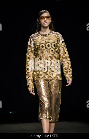 Barcellona, Spagna. 31 gennaio, 2017. Un modello di passeggiate la pista al Custo fashion show presentando il nuovo modo di più - SS17' raccolta durante 080 Barcelona Fashion Week. Credito: Matthias Oesterle/ZUMA filo/Alamy Live News Foto Stock