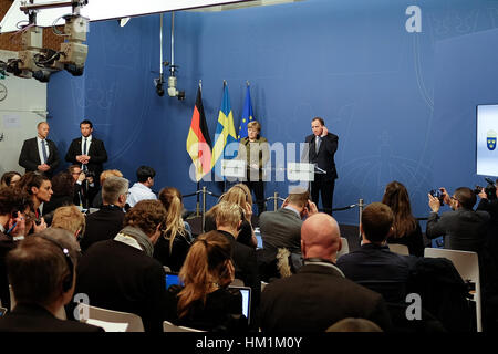 Stoccolma, Svezia. 31 gennaio, 2017. Il Primo ministro svedese Stefan Lofven (C-R) e la visita del Cancelliere tedesco Angela Merkel (C-L) assistere ad una conferenza stampa congiunta a Stoccolma, la capitale della Svezia. Il Primo ministro svedese Stefan Lofven e la visita del Cancelliere tedesco Angela Merkel martedì ha criticato la decisione degli Stati Uniti di vietare l'entrata di cittadini provenienti da sette paesi a maggioranza islamica come anti-musulmano di bias. Credito: Rob Schoenbaum/Xinhua/Alamy Live News Foto Stock