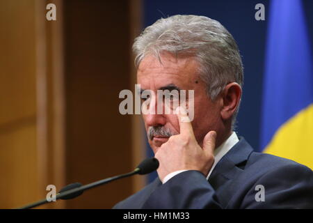 Bucarest, Romania. 31 jan 2017. ministro rumeno delle finanze pubbliche, viorel stefan, parla nel corso di una conferenza stampa. Credito: gabriel petrescu/alamy live news Foto Stock