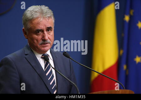 Bucarest, Romania. 31 jan 2017. ministro rumeno delle finanze pubbliche, viorel stefan, parla nel corso di una conferenza stampa. Credito: gabriel petrescu/alamy live news Foto Stock