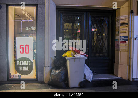 Madrid, Spagna. 31 gennaio, 2017. Il consiglio della città di Madrid avrà bisogno di più personale per pulire le strade. Il governo locale compiere per organizzare le principali vie del centro della citta'. Credito: Alberto Ramírez Sibaja/Alamy Live News Foto Stock