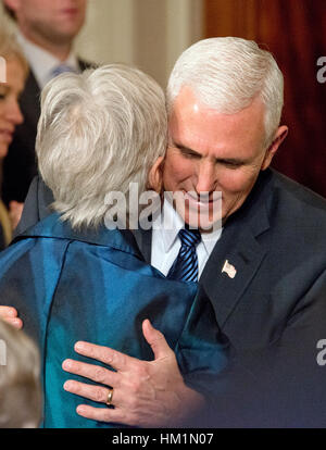 Washington, DC, Stati Uniti d'America. 31 gennaio, 2017. Il Vicepresidente degli Stati Uniti Mike Pence abbracci Maureen Scalia, vedova di giustizia Antonin Scalia prima di noi Presidente Trump annunciando giudice Neil Gorsuch come suo candidato da associare la giustizia della Corte suprema degli Stati Uniti nella Sala Est della Casa Bianca di Washington, DC. Credito: Ron Sachs/CNP /MediaPunch Foto Stock