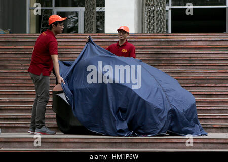 Quezon City, Filippine. Il 1° febbraio 2017. Engineering majored studenti svelano la loro prototipo eco-car per la Shell Eco-Marathon Filippine presso l'Università delle Filippine in Quezon City, Filippine, 1 febbraio 2017. Shell Eco-Marathon è una competizione in cui i partecipanti costruire veicoli speciali per ottenere il massimo rendimento del carburante. Molti team di studenti gareggeranno nella Shell Eco-Marathon Filippine dal 2 febbraio al 5. Credito: Rouelle Umali/Xinhua/Alamy Live News Foto Stock