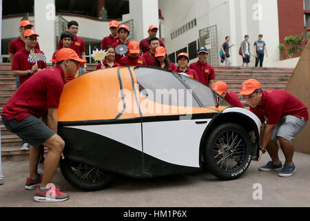Quezon City, Filippine. Il 1° febbraio 2017. Engineering majored gli studenti portano il loro prototipo eco-car per la Shell Eco-Marathon Filippine presso l'Università delle Filippine in Quezon City, Filippine, 1 febbraio 2017. Shell Eco-Marathon è una competizione in cui i partecipanti costruire veicoli speciali per ottenere il massimo rendimento del carburante. Molti team di studenti gareggeranno nella Shell Eco-Marathon Filippine dal 2 febbraio al 5. Credito: Rouelle Umali/Xinhua/Alamy Live News Foto Stock
