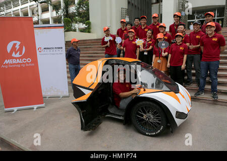 Quezon City, Filippine. Il 1° febbraio 2017. Engineering majored studenti svelano la loro prototipo eco-car per la Shell Eco-Marathon Filippine presso l'Università delle Filippine in Quezon City, Filippine, 1 febbraio 2017. Shell Eco-Marathon è una competizione in cui i partecipanti costruire veicoli speciali per ottenere il massimo rendimento del carburante. Molti team di studenti gareggeranno nella Shell Eco-Marathon Filippine dal 2 febbraio al 5. Credito: Rouelle Umali/Xinhua/Alamy Live News Foto Stock
