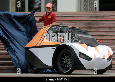 Quezon City, Filippine. Il 1° febbraio 2017. Un engineering majored studente svela un prototipo di eco-auto del suo team per la Shell Eco-Marathon Filippine presso l'Università delle Filippine in Quezon City, Filippine, 1 febbraio 2017. Shell Eco-Marathon è una competizione in cui i partecipanti costruire veicoli speciali per ottenere il massimo rendimento del carburante. Molti team di studenti gareggeranno nella Shell Eco-Marathon Filippine dal 2 febbraio al 5. Credito: Rouelle Umali/Xinhua/Alamy Live News Foto Stock