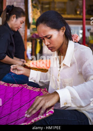 Bangkok, Tailandia. Il 1° febbraio 2017. Le donne fanno grandi ombrelloni tradizionali in un negozio che vende e fornisce paraphernalia buddista di Bangkok. Gli ombrelli sono utilizzati come ombrelloni per mantenere il sole spento importanti statue di Buddha e a eventi formali. Nella cultura tailandese, gli ombrelloni sono stati usati per fornire ombra per i membri della famiglia reale o i rappresentanti della famiglia reale. Credit: Jack Kurtz/ZUMA filo/Alamy Live News Foto Stock