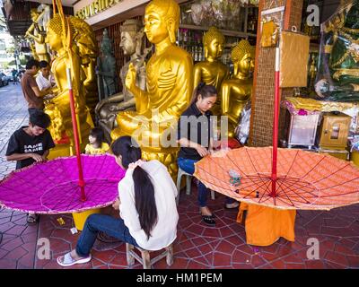 Bangkok, Tailandia. Il 1° febbraio 2017. Le donne fanno grandi ombrelloni tradizionali in un negozio che vende e fornisce paraphernalia buddista di Bangkok. Gli ombrelli sono utilizzati come ombrelloni per mantenere il sole spento importanti statue di Buddha e a eventi formali. Nella cultura tailandese, gli ombrelloni sono stati usati per fornire ombra per i membri della famiglia reale o i rappresentanti della famiglia reale. Credit: Jack Kurtz/ZUMA filo/Alamy Live News Foto Stock