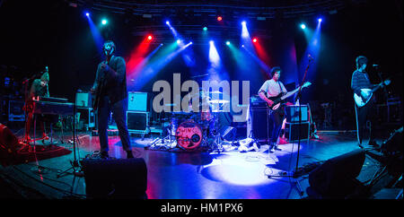 Milano, Italia. 31 gennaio, 2017. La American indie rock band di Twin Peaks esibirsi dal vivo sul palco a Fabrique apertura della mostra di gabbia il credito di elefante: Rodolfo Sassano/Alamy Live News Foto Stock