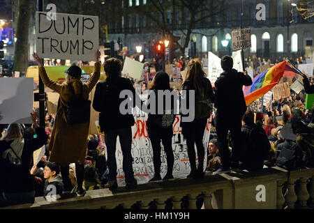 Popolo dimostrano durante una manifestazione di protesta a Downing Street nel centro di Londra contro il presidente statunitense Donald Trump's controverso divieto di viaggio per rifugiati e persone provenienti da sette principalmente i paesi musulmani. Foto Stock
