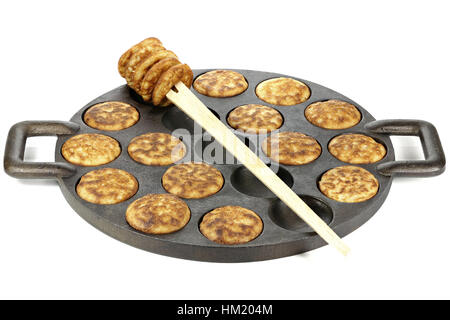 In casa poffertjes olandese in un tradizionale ghisa pan isolati su sfondo bianco Foto Stock