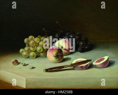 "Stillleben mit Weintrauben, Pfirsichen und Haselnuss" di Johann Wilhelm Preyer è un classico dipinto ad olio di natura morta del XIX secolo. Il lavoro cattura le ricche consistenze di uva, pesche e nocciole con precisione e realismo. Foto Stock