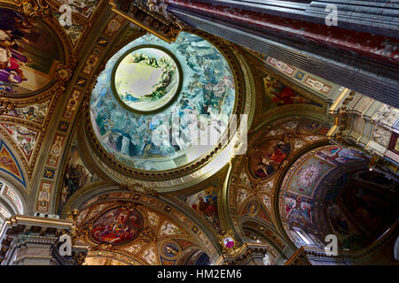 La squisita gold-leafed cupola e la navata del Pontificio Santuario della Beata Vergine del Rosario di Pompei. Foto Stock