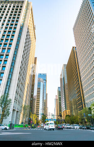 TOKYO, Giappone - 27 novembre 2015 : il traffico in midtown tokyo ,Giappone cityscape Foto Stock