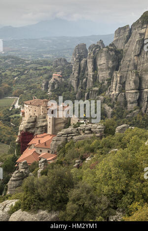 Vista sul monastero Roussanou, medievale, XVI secolo monastero, e del conglomerato guglie; Meteora, Grecia, Foto Stock