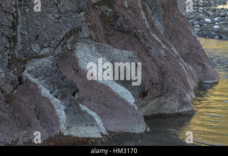 Splendidamente stratificata e ripiegato rocce colorate, costituita da rocce di flysch - letti sottile di classificato arenarie intercalate con morbidi, fissili siltstone Foto Stock