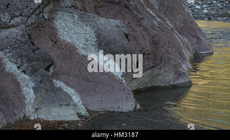 Splendidamente stratificata e ripiegato rocce colorate, costituita da rocce di flysch - letti sottile di classificato arenarie intercalate con morbidi, fissili siltstone Foto Stock