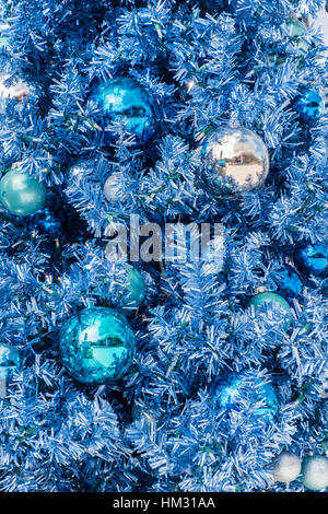 Un primo piano di un albero di Natale che mostra alcune decorazioni Foto Stock