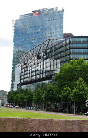 Moderni edifici di vetro vicino al Sony Centre di Berlino, Germania. Foto Stock