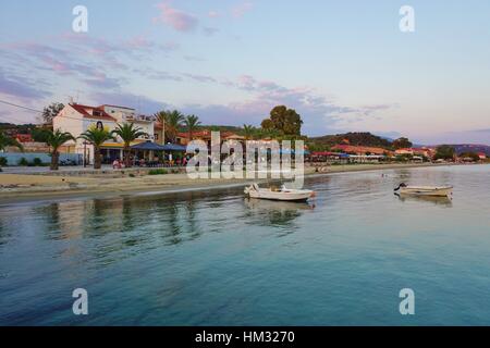 La spiaggia cittadina di Gialova a Messinia nel Peloponneso regione della Grecia vicino a Pylos è rivestito con taverne tradizionali Foto Stock