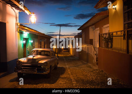 Vecchio classico auto parcheggiate su strada di ciottoli in Trinidad, Cuba Foto Stock