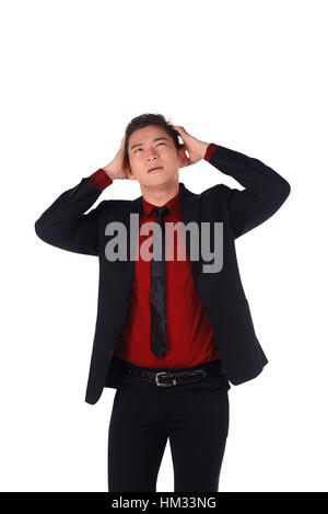 Giovane imprenditore asiatico di graffiare la sua testa isolate su sfondo bianco Foto Stock