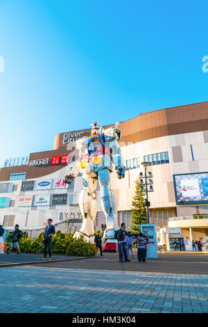 Full Size Gundam Spettacoli Fuori DiverCity Tokyo Plaza, Odaiba, presso Tokyo, Giappone - 27 Novembre 2015: è 18m di altezza la scultura di famosi anime fra Foto Stock