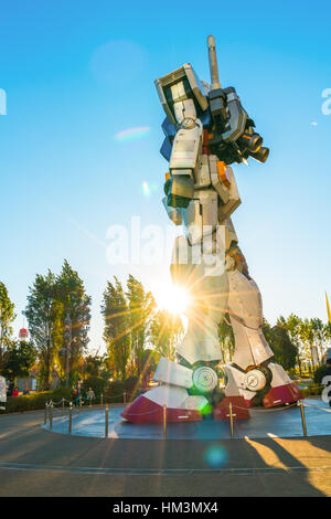 Full Size Gundam Spettacoli Fuori DiverCity Tokyo Plaza, Odaiba, presso Tokyo, Giappone - 27 Novembre 2015: è 18m di altezza la scultura di famosi anime fra Foto Stock