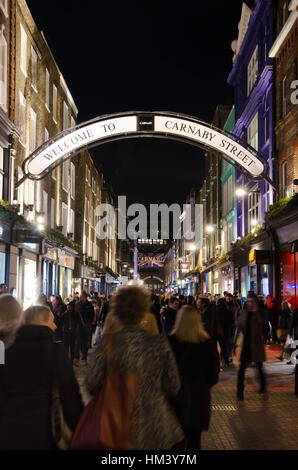 Carnaby Street nel West End di Londra di notte. Foto Stock