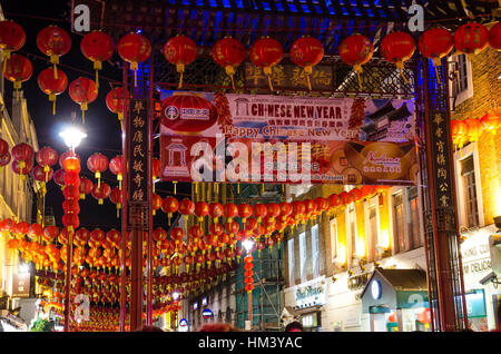 Le lanterne cinesi appendere al di là della strada a China Town, Londra. Foto Stock