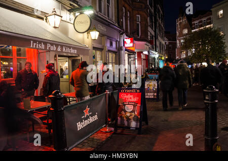 La vita notturna a Carnaby Street nel West End di Londra. Foto Stock