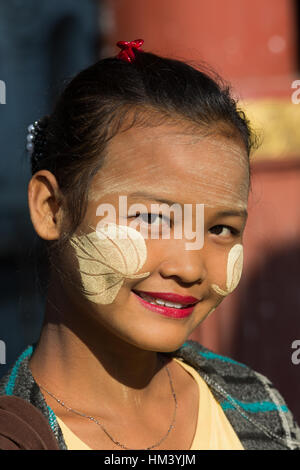 MANDALAY, MYANMAR - 30 novembre 2016 : una giovane donna sorridente ritratto di fronte indossando Thanaka tradizionale fino in Myanmar (Birmania) Foto Stock