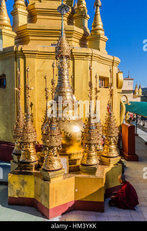 Il MONTE POPA, MYANMAR - Dicembre 05, 2016 : monaco buddista pregare presso l'alto luogo sacro del Monte Popa Myanmar (Birmania) Foto Stock