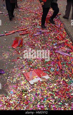 Trascorso giant party popper, coriandoli e glitter cucciolata a New York Chinatown street il primo giorno del nuovo anno cinese Foto Stock