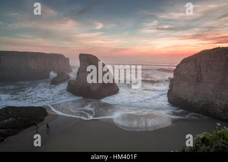 Misty tramonto a pinna di squalo Cove. Dente di squalo Beach, Davenport, California, Stati Uniti d'America. Foto Stock