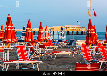 Ombrelloni sulla spiaggia di Viareggio Italia Foto Stock