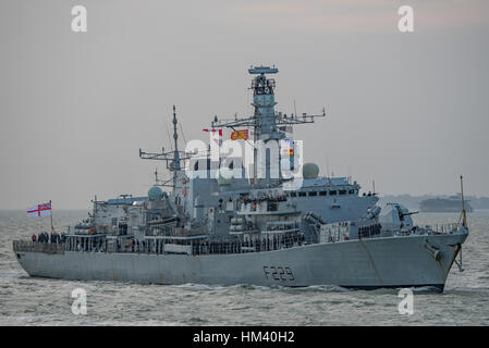 La British Royal Navy tipo 23 fregata HMS Lancaster ultimo arrivo a Portsmouth, NEL REGNO UNITO IL 17/12/15 prima di entrare in una fase di pre-riattaccare il periodo di riserva. Foto Stock