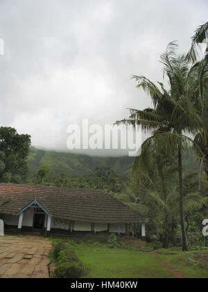 Bella Dakshina Kashi tempio, Thirunelli, Kerala, India è un antico tempio dedicato al Signore Maha Vishnu sul lato della collina Brahmagiri in Kerala Foto Stock