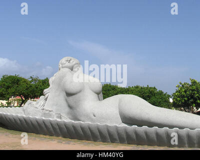 Jalakanyaka Mermaid scultura alla spiaggia Shanghumugham. Trivandrum , Kerala, India. Creato dal pluripremiato scultore Kanayi Kunhiraman. Calcestruzzo 1990 Foto Stock